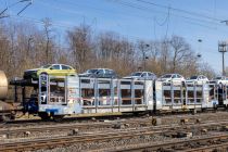 24 71 4273 044-6 E-TRFSA - Beladen mit zehn Autos von VW fährt dieser Transportwagen von Transfesa durch Köln. / © ummet-eck.de / christian schön