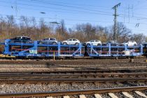 24 71 4370 007-5 E-TRFSA - Laaers Autotransporter  der spanischen Transfesa Logistik mit Neuwagen von VW am 5.3.2022 in Köln Gremberg. / © ummet-eck.de / christian schön