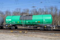 37 84 7846 040-5 NL-ORME - Ein mintgrüner Kesselwagen Zacns 7846 von On Rail NL fährt am 11. März 2022 nach Köln Gremberg. / © ummet-eck.de / christian schön