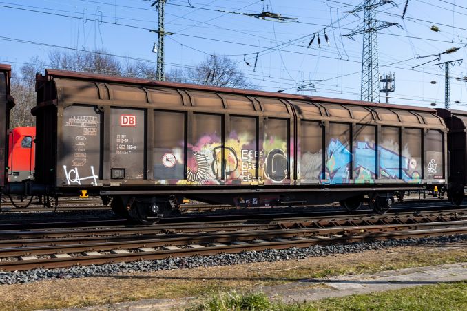 Der Hbbillns 2462 von der Deutschen Bahn fuhr am 5.3.2022 durch den Bahnhof Köln Gremberg / © ummet-eck.de / christian schön