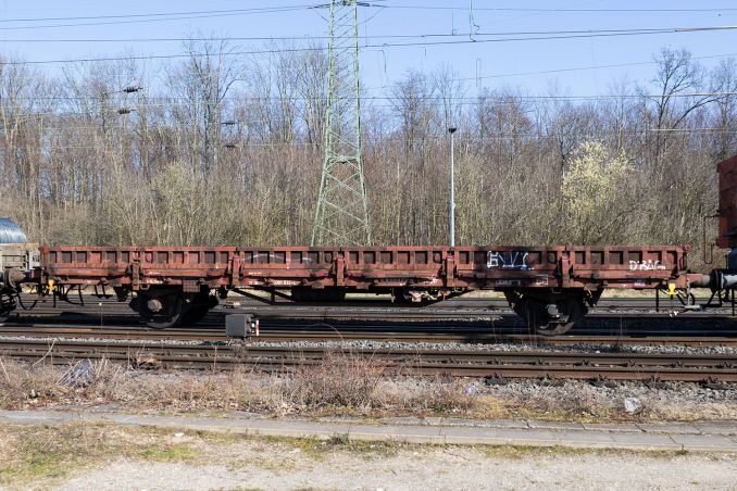 Leerer Flachwagen 3301 (Ks) der Deutschen Bahn / © ummet-eck.de / christian schön