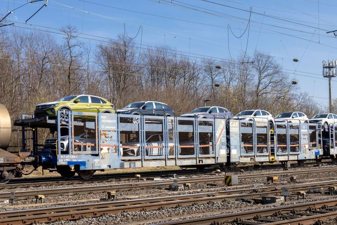 Beladen mit zehn Autos von VW fährt dieser Transportwagen von Transfesa durch Köln. / © ummet-eck.de / christian schön