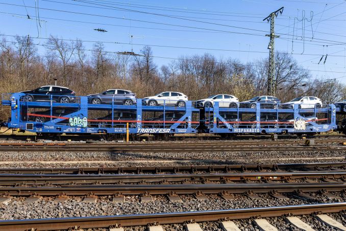 Laaers Autotransporter der spanischen Transfesa Logistik mit Neuwagen von VW am 5.3.2022 in Köln Gremberg. / © ummet-eck.de / christian schön Laaers Autotransporter der spanischen Transfesa Logistik mit Neuwagen von VW am 5.3.2022 in Köln Gremberg. / © ummet-eck.de / christian schön