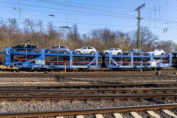 Laaers Autotransporter  der spanischen Transfesa Logistik mit Neuwagen von VW am 5.3.2022 in Köln Gremberg. / © ummet-eck.de / christian schön