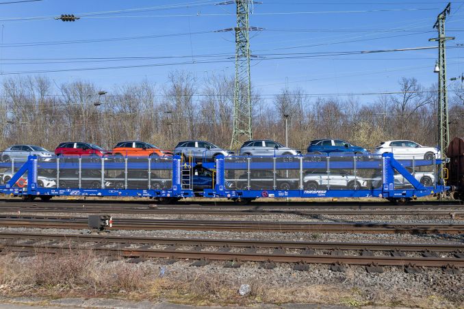 Leider nicht ganz drauf ist der noch recht farbschöne Autotransporter des Typs Laaers 4363 von Transfesa. / © ummet-eck.de / christian schön