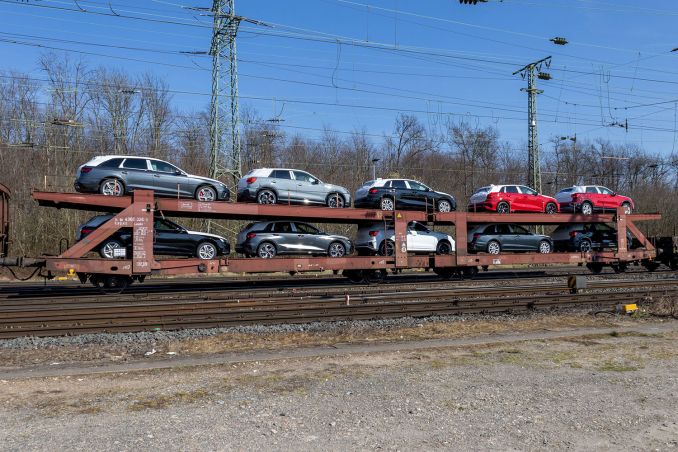 In Köln Gremberg: Autogüterwagen Typ 4366 mit zehn Neuwagen. / © ummet-eck.de / christian schön In Köln Gremberg: Autogüterwagen Typ 4366 mit zehn Neuwagen. / © ummet-eck.de / christian schön