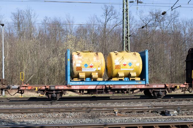 Zwei Kessel DiIsoButhylAluminiumHydrid von Lanxess fahren in einem Containergestell auf dem Containerwagen 4432 der Vermietungstochter der DB spazieren. Bahnhof Köln Gremberg / © ummet-eck.de / christian schön Zwei Kessel DiIsoButhylAluminiumHydrid von Lanxess fahren in einem Containergestell auf dem Containerwagen 4432 der Vermietungstochter der DB spazieren. Bahnhof Köln Gremberg / © ummet-eck.de / christian schön