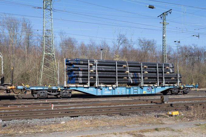 Am 11.3. fährt dieser tschechische Sgns beladen mit Röhren am Güterbahnhof Köln Gremberg vorbei. / © ummet-eck.de / christian schön