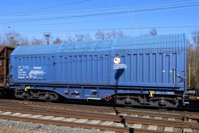 Ein Güterwagen Typ Shimmns von Rail Cargo Hungaria - dauerhaft vermietet und lackiert in Farben von Axbenet. / © ummet-eck.de / christian schön