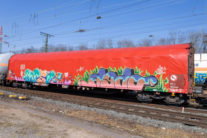 Schönes Rot, ganz nettes Graffity auf diesem Rils Güterwagen der Deutschen Bahn. / © ummet-eck.de / christian schön Schönes Rot, ganz nettes Graffity auf diesem Rils Güterwagen der Deutschen Bahn. / © ummet-eck.de / christian schön