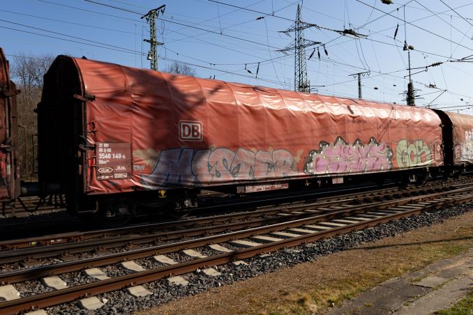 Güterwaggon der Bauart Rilns (3546) der Deutschen Bahn am Güterbahnhof Köln Gremberg / © ummet-eck.de / christian schön