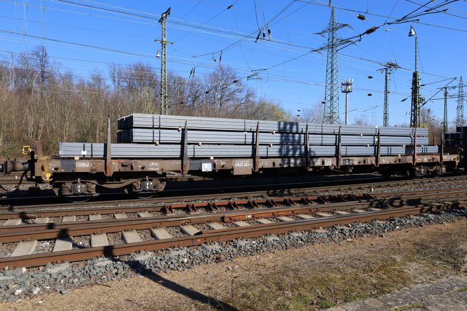 Ein mit Profilen beladener Güterwagen vom Typ 3907 RS am Güterbahnhof Köln Gremberg / © ummet-eck.de / christian schön