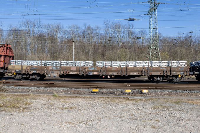 Mit Aluminiumbarren beladen ist dieser Güterwagen der Deutschen Bahn in Gremberg. / © ummet-eck.de / christian schön