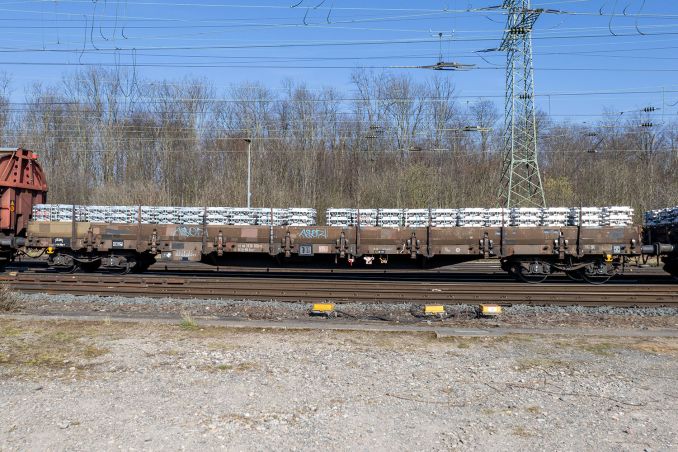 Mit Aluminiumbarren beladen ist dieser Güterwagen der Deutschen Bahn in Gremberg. / © ummet-eck.de / christian schön Mit Aluminiumbarren beladen ist dieser Güterwagen der Deutschen Bahn in Gremberg. / © ummet-eck.de / christian schön