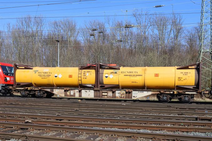 Güterwagen Sgns mit zwei Tanks Hydrogenflourid am Bahnhof Köln Gremberg / © ummet-eck.de / christian schön