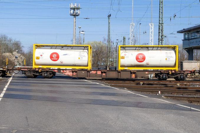 Mit zwei Tankcontainern für Phosphor ist dieser Containerwagen Sgns in Köln Gremberg unterwegs. / © ummet-eck.de / christian schön