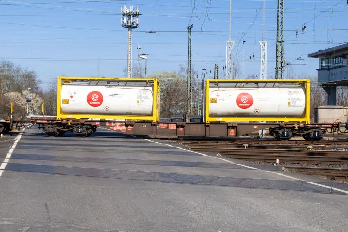 Mit zwei Tankcontainern für Phosphor ist dieser Containerwagen Sgns in Köln Gremberg unterwegs. / © ummet-eck.de / christian schön Mit zwei Tankcontainern für Phosphor ist dieser Containerwagen Sgns in Köln Gremberg unterwegs. / © ummet-eck.de / christian schön
