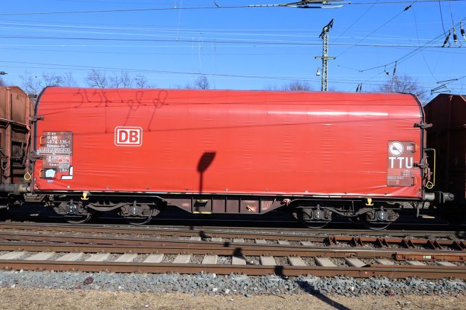 Eine Seltenheit im Güterverkehr: Ein Shimmns-ttu 4674 mit DB-Logo und Plane ohne Graffity. / © ummet-eck.de / christian schön Eine Seltenheit im Güterverkehr: Ein Shimmns-ttu 4674 mit DB-Logo und Plane ohne Graffity. / © ummet-eck.de / christian schön