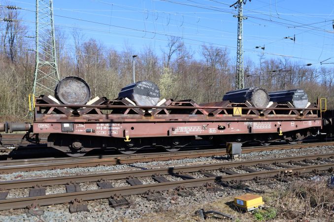 Drehgestellflachwagen mit sechs Radsätzen bei der Einfahrt nach Köln Gremberg / © ummet-eck.de / christian schön