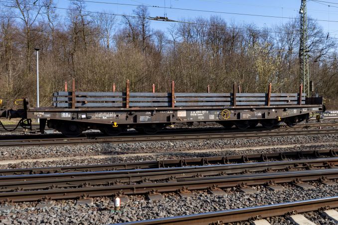 Stahltransport auf Flachwagen 31 80 4863 307-3 der Deutschen Bahn am Güterbahnhof Köln Gremberg / © ummet-eck.de / christian schön