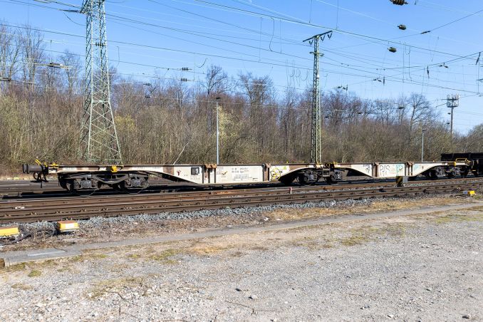 Dieser Sggrs Güterwagen kann zwei Container aufnehmen. Er verfügt über insgesamt sechs Achsen an drei Drehgestellen. / © ummet-eck.de / christian schön Dieser Sggrs Güterwagen kann zwei Container aufnehmen. Er verfügt über insgesamt sechs Achsen an drei Drehgestellen. / © ummet-eck.de / christian schön