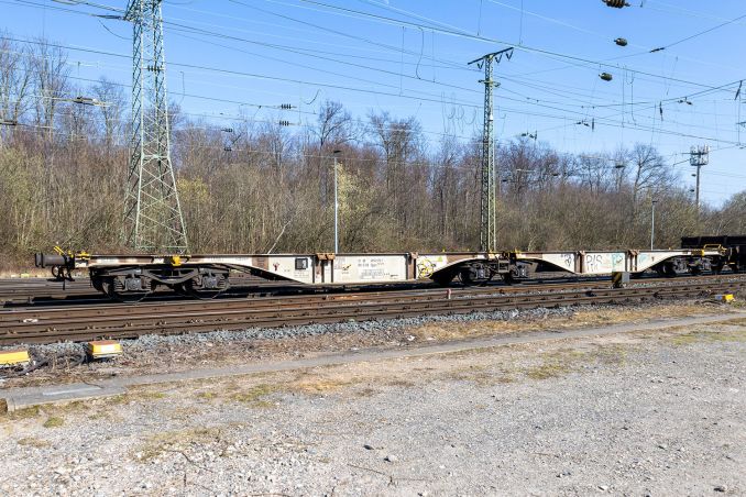 Dieser Sggrs Güterwagen kann zwei Container aufnehmen. Er verfügt über insgesamt sechs Achsen an drei Drehgestellen. / © ummet-eck.de / christian schön