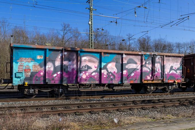 Farbenfroh: Mit bundem Graffity gibt es derzeit den ungedeckten Güterwagen Eaos-x 5330 261 der Deutschen Bahn. / © ummet-eck.de / christian schön