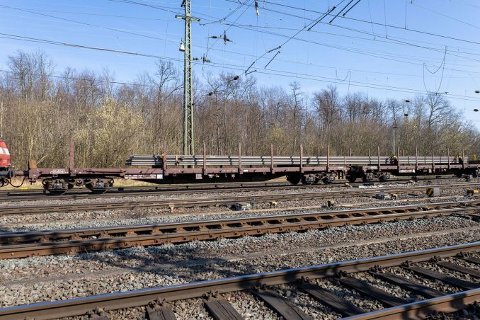 Wenn ein Wagen nicht reicht, dann muss man halt einen Zweiten dazunehmen. Wie hier zum Beispiel. Die Ladung wurde gleichmäßig auf zwei Rs 3901 der österreichischen Rail Cargo Group verteilt. Ort: Köln Gremberg / © ummet-eck.de / christian schön Wenn ein Wagen nicht reicht, dann muss man halt einen Zweiten dazunehmen. Wie hier zum Beispiel. Die Ladung wurde gleichmäßig auf zwei Rs 3901 der österreichischen Rail Cargo Group verteilt. Ort: Köln Gremberg / © ummet-eck.de / christian schön