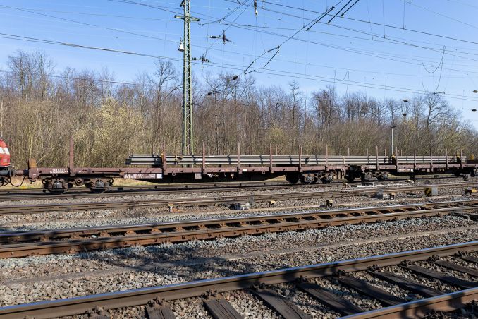 Wenn ein Wagen nicht reicht, dann muss man halt einen Zweiten dazunehmen. Wie hier zum Beispiel. Die Ladung wurde gleichmäßig auf zwei Rs 3901 der österreichischen Rail Cargo Group verteilt. Ort: Köln Gremberg / © ummet-eck.de / christian schön