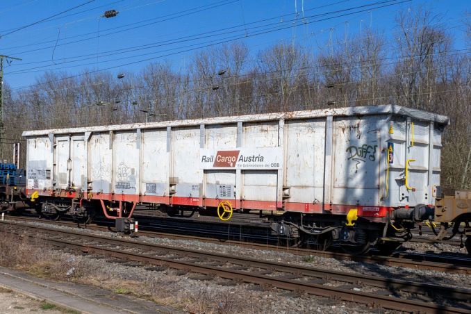 Ein weißer Eanos 5380 von Rail Cargo Austria am Bahnhof Köln Gremberg / © ummet-eck.de / christian schön