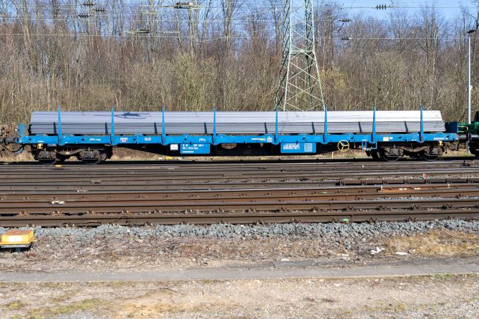 Mit Stahlprofilen beladen ist dieser Güterwagen am Bahnhof Köln Gremberg / © ummet-eck.de / christian schön
