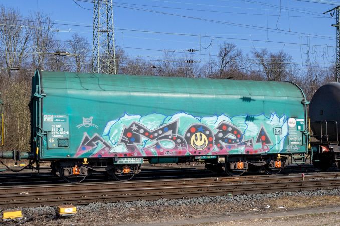 Ein petrolgrüner, belgischer Shimms von Lineas am 11. März 2022 bei Köln Gremberg. / © ummet-eck.de / christian schön Ein petrolgrüner, belgischer Shimms von Lineas am 11. März 2022 bei Köln Gremberg. / © ummet-eck.de / christian schön