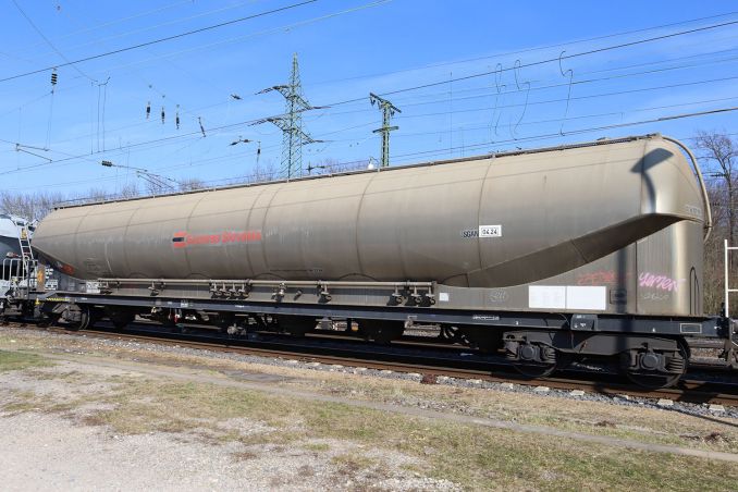 Dieser extrem große Uacns aus der Slowakei fuhr am 11.03.2022 in Köln Gremberg ein.  / © ummet-eck.de / christian schön