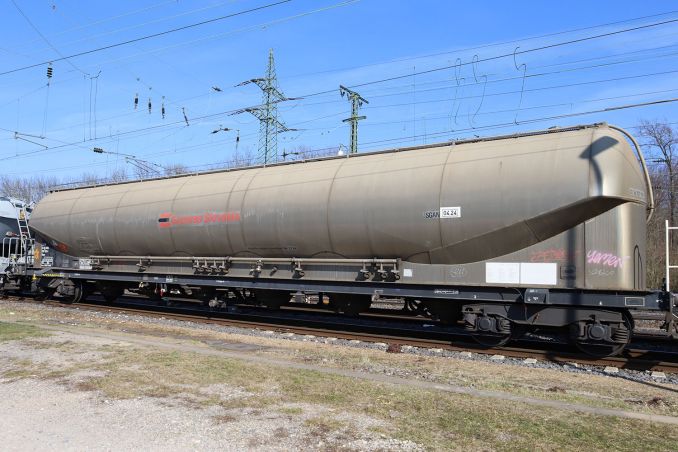 Dieser extrem große Uacns aus der Slowakei fuhr am 11.03.2022 in Köln Gremberg ein. / © ummet-eck.de / christian schön Dieser extrem große Uacns aus der Slowakei fuhr am 11.03.2022 in Köln Gremberg ein. / © ummet-eck.de / christian schön