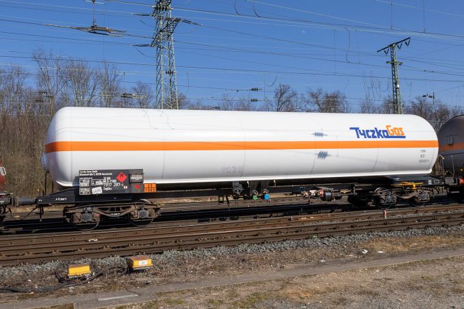 Diesmal erkennbar leer, ansonsten aber mit flüssigen Kohlenwasserstoffgasen gefüllt, kam uns dieser Zagkks von Tyczka Gas in Gremberg vor die Linse. / © ummet-eck.de / christian schön Diesmal erkennbar leer, ansonsten aber mit flüssigen Kohlenwasserstoffgasen gefüllt, kam uns dieser Zagkks von Tyczka Gas in Gremberg vor die Linse. / © ummet-eck.de / christian schön
