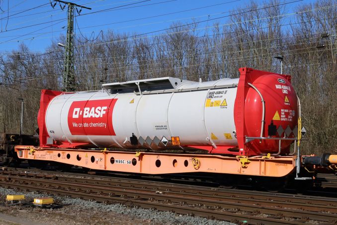 Wascosa Güterwagen mit Salzsäure Container von BASF. / © ummet-eck.de / christian schön