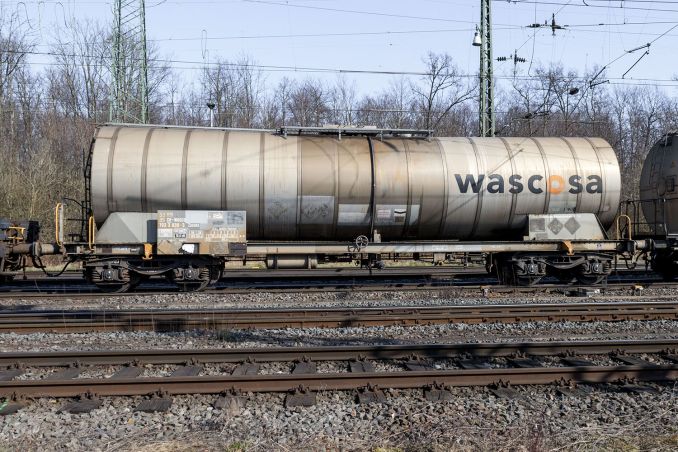Für Wascosa in der Schweiz zugelassen ist dieser Zacens 7933 als er - wohl leer - den Bahnhof Köln Gremberg verlässt. / © ummet-eck.de / christian schön