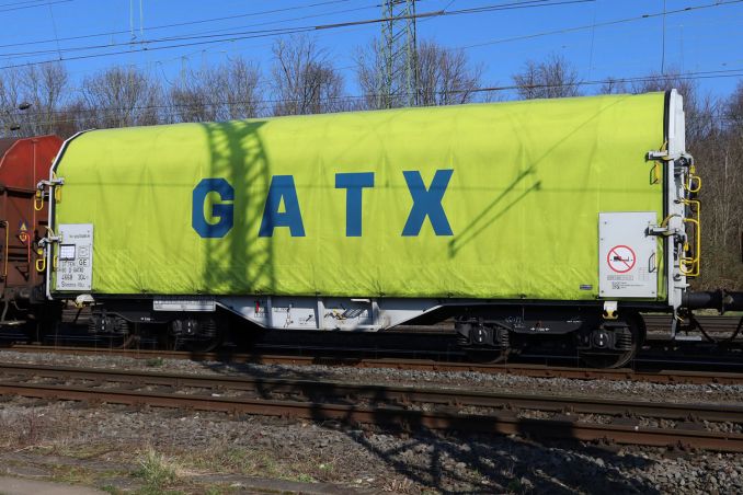 Es grünt im Frühling: Shimmns-ttu (4668) von GATX in Köln Gremberg / © ummet-eck.de / christian schön