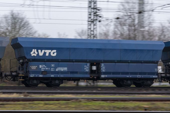 Eine Seltenheit: der noch tadellos lackierte Falns 6644 von VTG bei der Vorbeifahrt an Köln Gremberg. / © ummet-eck.de / christian schön