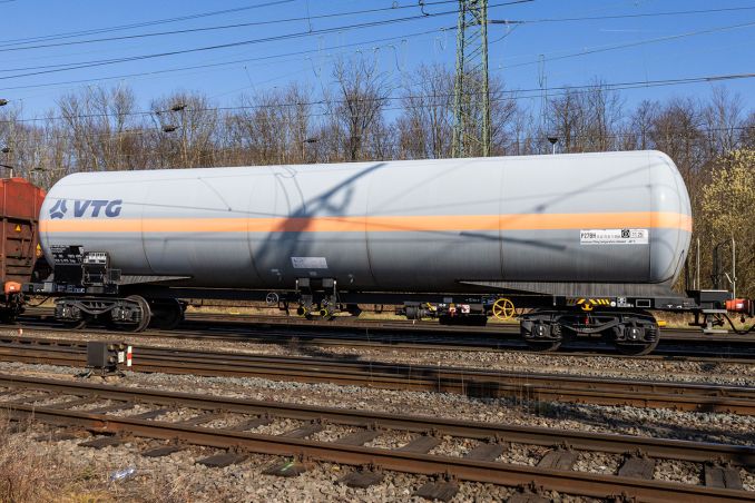 / © ummet-eck.de / christian schön Ein wahrscheinlich leerer Kesselwagen Zags 7813 beim Verlassen des Bahnhofs Köln Gremberg / © ummet-eck.de / christian schön
