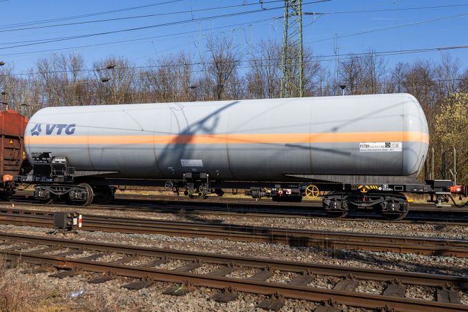 Ein wahrscheinlich leerer Kesselwagen Zags 7813 beim Verlassen des Bahnhofs Köln Gremberg / © ummet-eck.de / christian schön