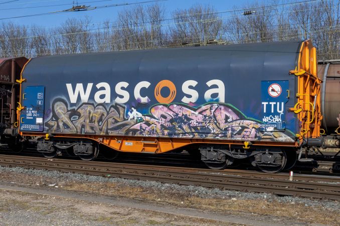 Ein 4680 Shimmns von Wascosa in Orange/Blau am Güterbahnhof Köln Gremberg. / © ummet-eck.de / christian schön