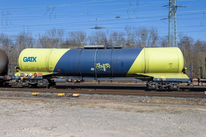 Hier fährt Acrylnitril mal in einem Fahrzeug mit nett anzusehender Lackierung durch Köln. Es muss halt nicht immer grau sein. / © ummet-eck.de / christian schön