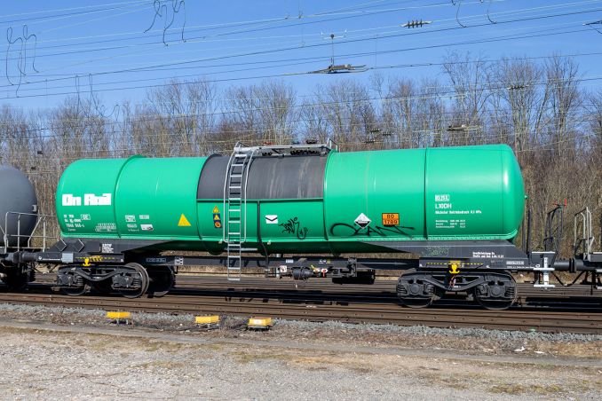 Ein mintgrüner Kesselwagen Zacns 7846 von On Rail NL fährt am 11. März 2022 nach Köln Gremberg. / © ummet-eck.de / christian schön