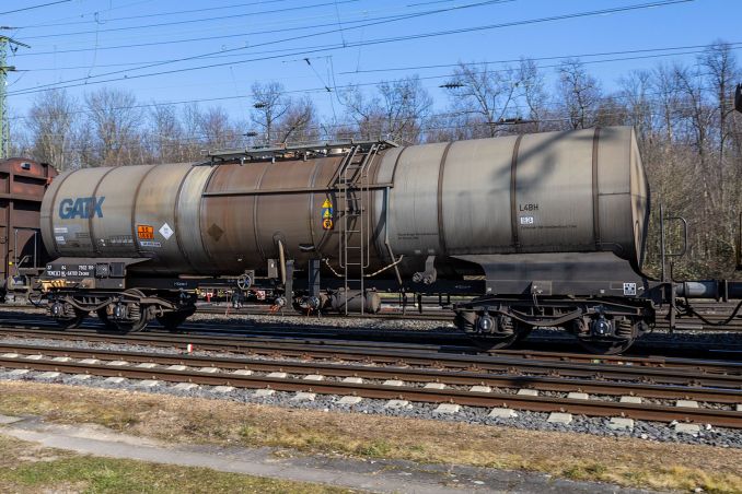 / © ummet-eck.de / christian schön In Köln Gremberg fuhr am 5.3.2022 dieser mit Chloroform beladene Kesselwagen vom Typ 7932 Zacens vom Wagenvermieter GATX. / © ummet-eck.de / christian schön