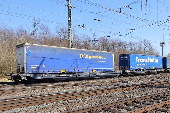 Wagen für Container und LKW-Aufhänger in Köln Gremberg. Der Wagen fasst zwei Container mit maximaler Ladelänge von 16,1 Metern. / © ummet-eck.de / christian schön