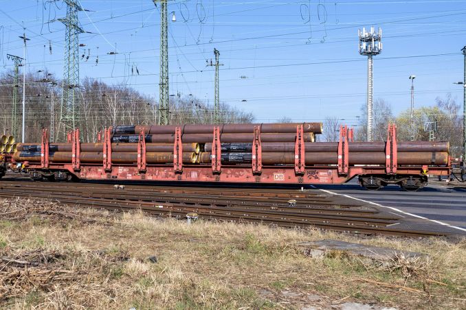 Da schauste auf die Röhren ... bei diesem Rbns Güterwagen der Deutschen Bahn in Köln Gremberg. / © ummet-eck.de / christian schön Da schauste auf die Röhren ... bei diesem Rbns Güterwagen der Deutschen Bahn in Köln Gremberg. / © ummet-eck.de / christian schön