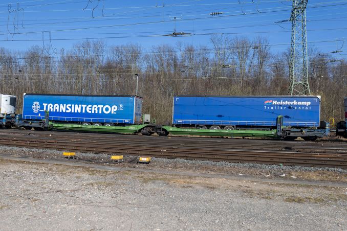 Der Container- bzw. Trailerwagen von Helrom fuhr am 11. März 2022 durch Köln Gremberg. Auffällig war der nicht ganz korrekte deutsche Code in der UIC-Nummer: TEN-DE-HEL. / © ummet-eck.de / christian schön Der Container- bzw. Trailerwagen von Helrom fuhr am 11. März 2022 durch Köln Gremberg. Auffällig war der nicht ganz korrekte deutsche Code in der UIC-Nummer: TEN-DE-HEL. / © ummet-eck.de / christian schön