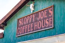 In Sloppy Joes Bar auf dem Gelände des Elspe Festivals in Lennestadt findet das Impro-Theater statt. • © ummeteck.de - Silke Schön