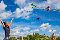 Drachen steigen lassen auf dem Familien- und Drachenfest auf dem Flugplatz in Neuenrade-Küntrop (Symbolbild). • © pixabay.com (2173917)